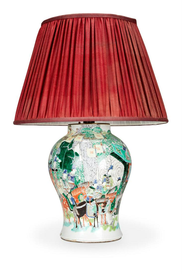 A CHINESE 'FAMILLE VERTE' VASE, 19TH CENTURY (1 of 2)