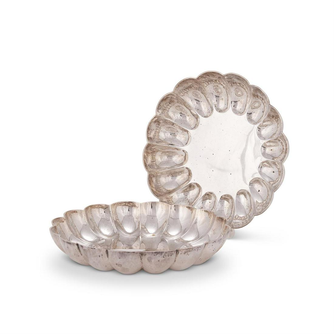 A PAIR OF SILVER SCALLOPED OR STRAWBERRY DISHES BY: A PAIR OF SILVER SCALLOPED OR STRAWBERRY DISHES BY WILLIAM COMYNS & SONS LTD (RICHARD COMYNS) LONDON 1935Bears the jubilee mark20cm (8in) diameter, 710g (22.85 oz)