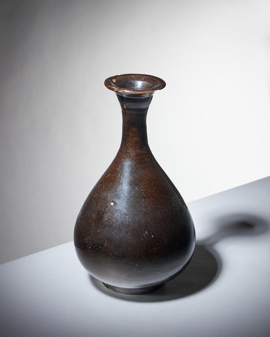 A Chinese black-glazed pottery vase (1 of 9)