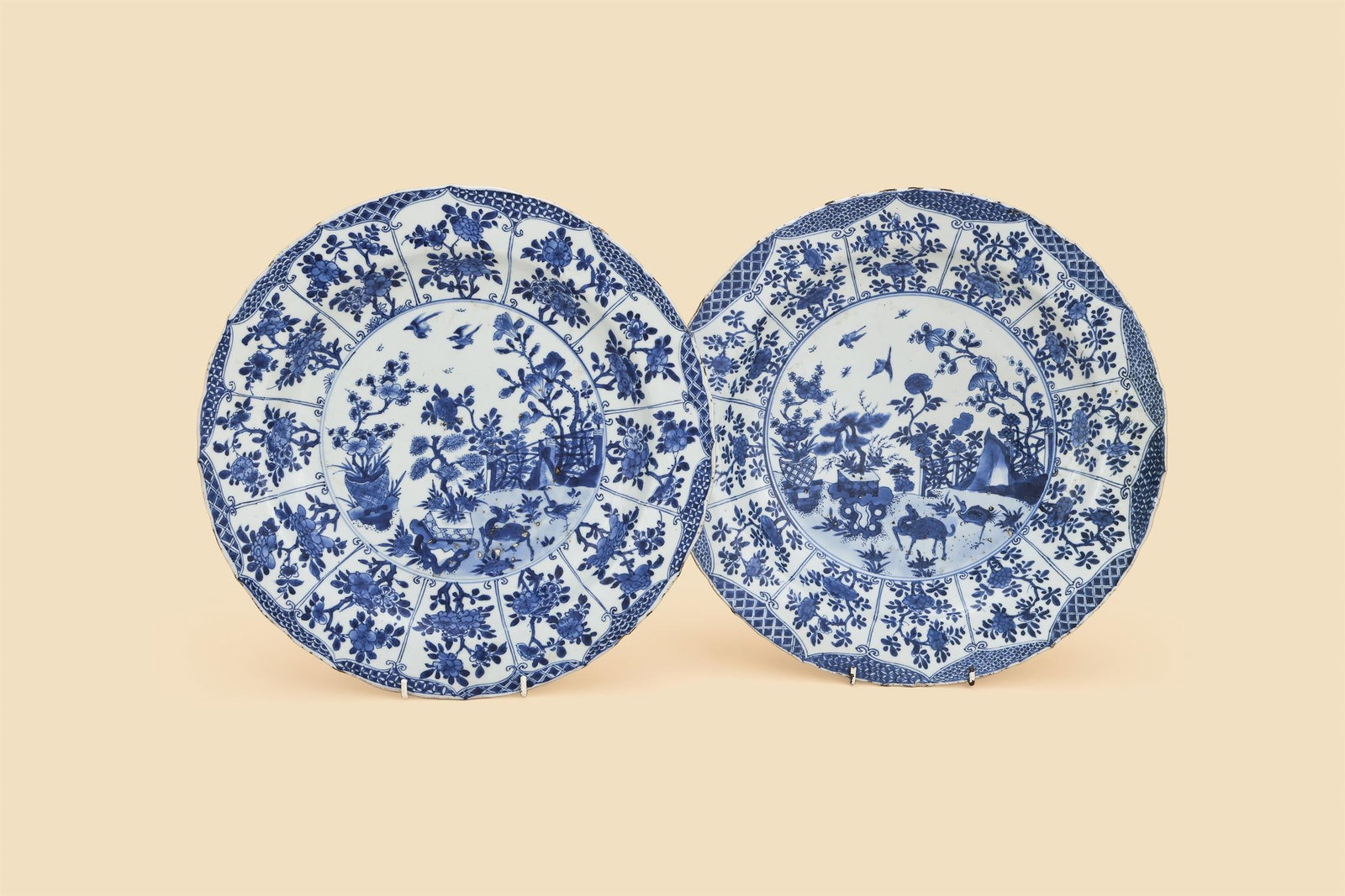 A pair of large Chinese blue and white dishes (1 of 4)