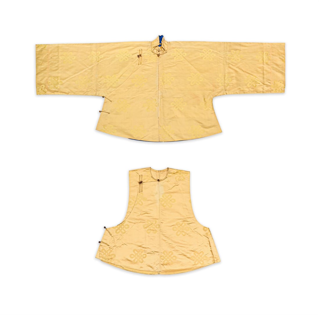 An informal Chinese short pale-yellow jacket and a matching waistcoat (1 of 4)