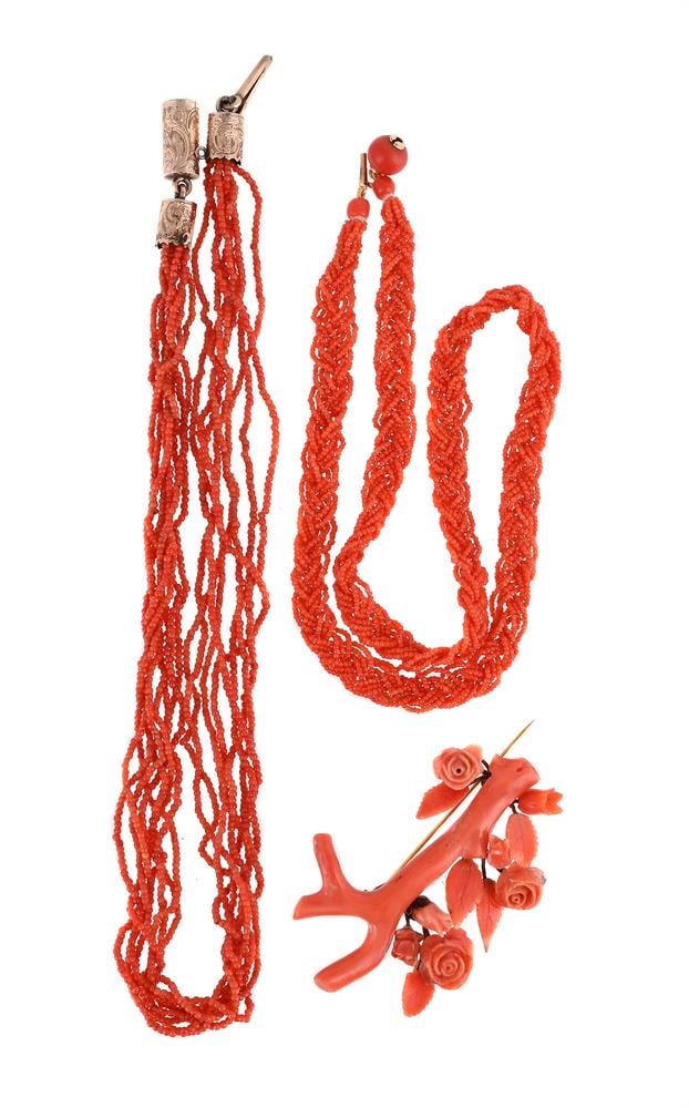 Y A SMALL GROUP OF ANTIQUE CORAL JEWELLERY (1 of 1)