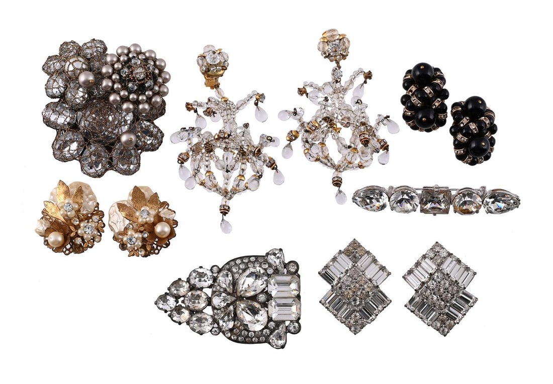 A COLLECTION OF COSTUME JEWELLERY (1 of 1)