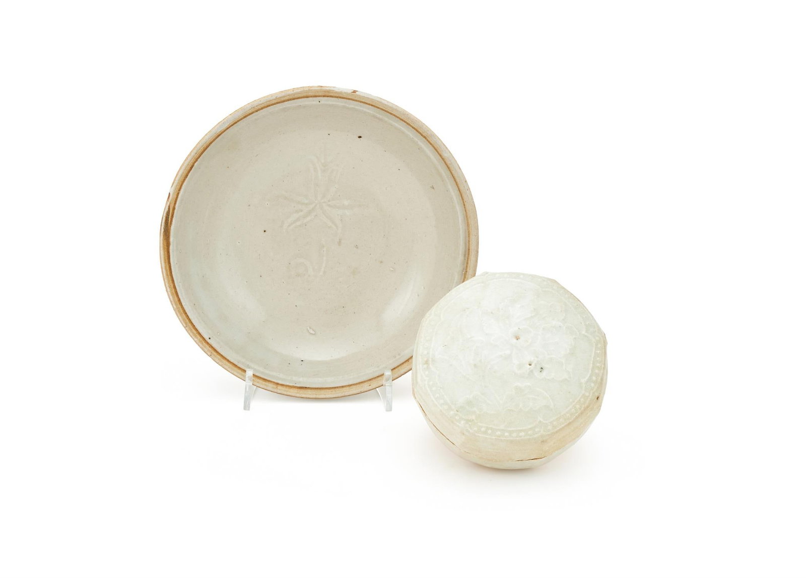 A Chinese blue and white qingbai celadon glazed cosmetic box and cover (1 of 8)