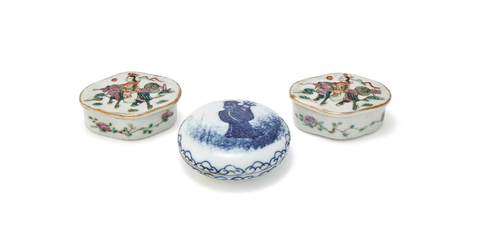 A small Chinese blue and white paste box and cover: A small Chinese blue and white paste box and cover, early 20th century, 6.5cm diameter; and two Chinese Famille Rose pill boxes and covers, 19th century, 6.3cm wide x 2.2cm high (3)晚清 &#