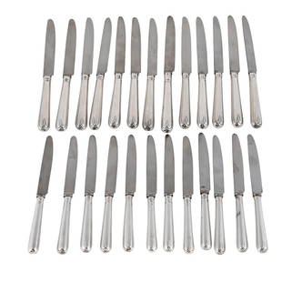 THIRTEEN SILVER HANDLED TABLE KNIVES: THIRTEEN SILVER HANDLED TABLE KNIVES FR