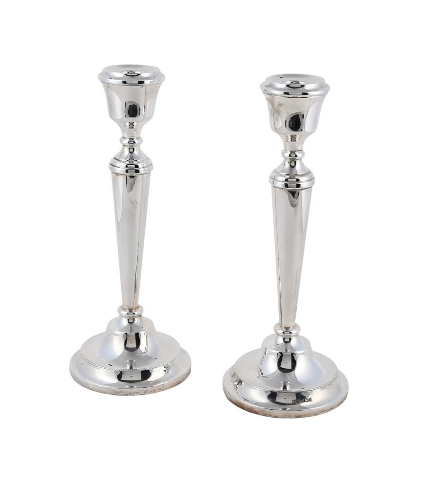 A PAIR OF SILVER CANDLESTICKS: A PAIR OF SILVER CANDLESTICKS