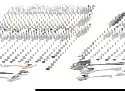 A MATCHED SILVER OLD ENGLISH AND THREAD PATTERN PART TABLE SERVICE: A MATCHED SILVER OLD ENGLISH AND THREAD PATTERN PART TABLE SERVICE