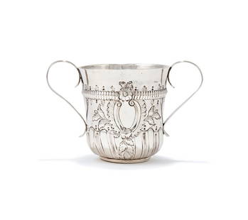 A GEORGE III SILVER TWIN HANDLED CUP: A GEORGE III SILVER TWIN HANDLED CUP WI