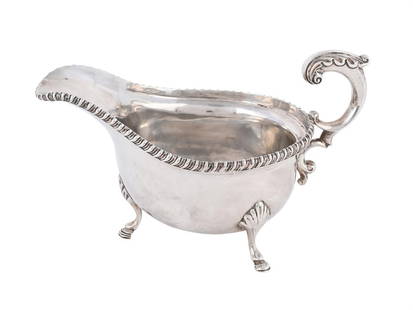 AN EDWARDIAN SILVER OVAL SAUCE BOAT: AN EDWARDIAN SILVER OVAL SAUCE BOAT GEO