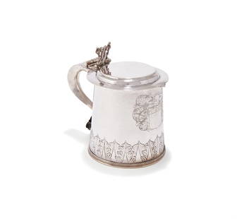 A SILVER TANKARD: A SILVER TANKARD UNMARKED