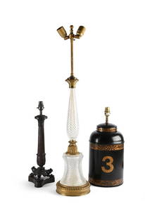 A LARGE CUT GLASS AND GILT METAL MOUNTED TABLE LAMP, 20TH CENTURY: A LARGE CUT GLASS AND GILT METAL MOUNTED TABLE LAMP
