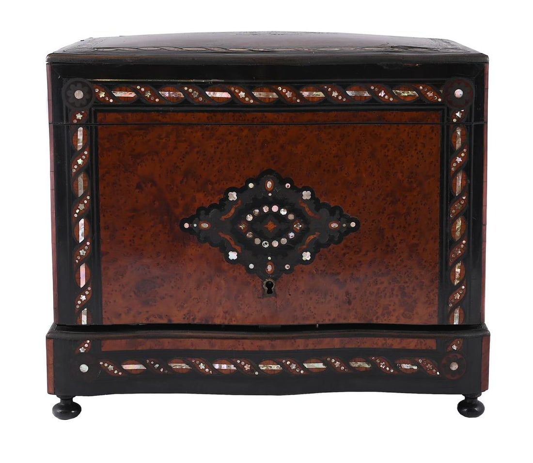 Y A NAPOLEON III INLAID AMBOYNA AND EBONISED TRAVELLING LIQUOR SET, CIRCA 1870: Y A NAPOLEON III INLAID AMBOYNA AND EBONISED TRAVELLING