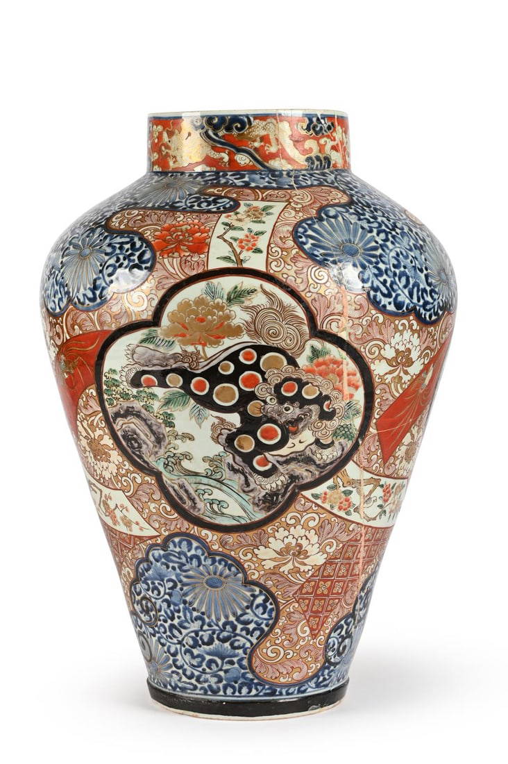 A LARGE JAPANESE IMARI VASE, LATE 17TH OR EARLY 18TH CENTURY