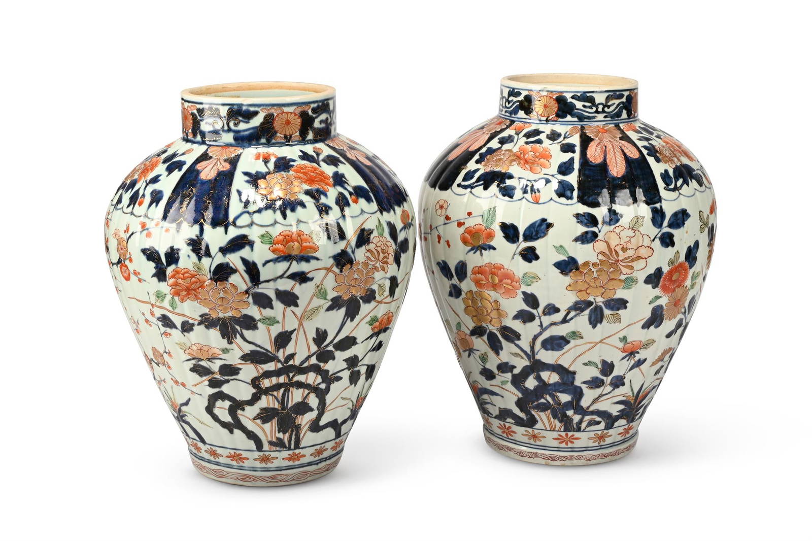 A PAIR OF JAPANESE IMARI VASES, EDO PERIOD, LATE 17TH CENTURY