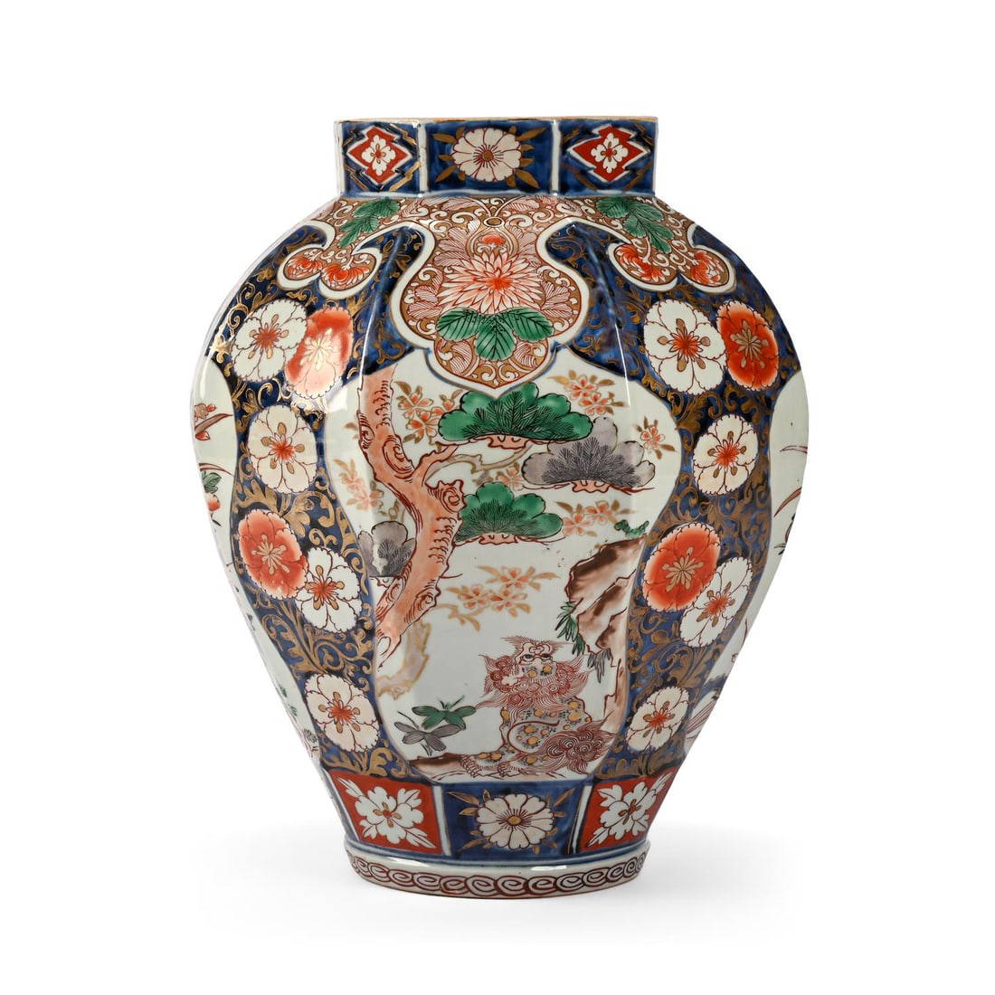 A JAPANESE OCTAGONAL IMARI VASE, EDO PERIOD, LATE 17TH CENTURY