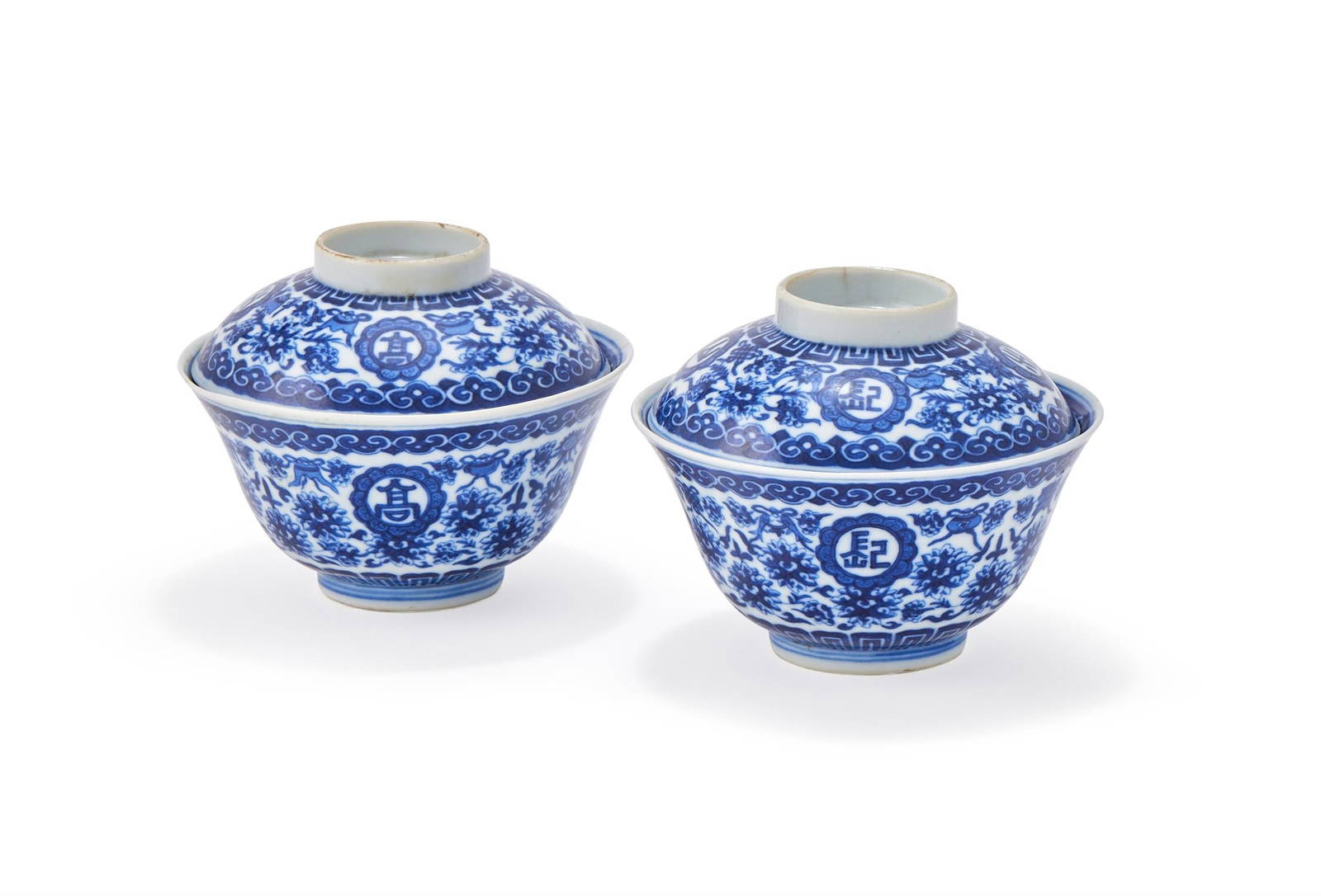 A pair of Chinese blue and white bowls and covers