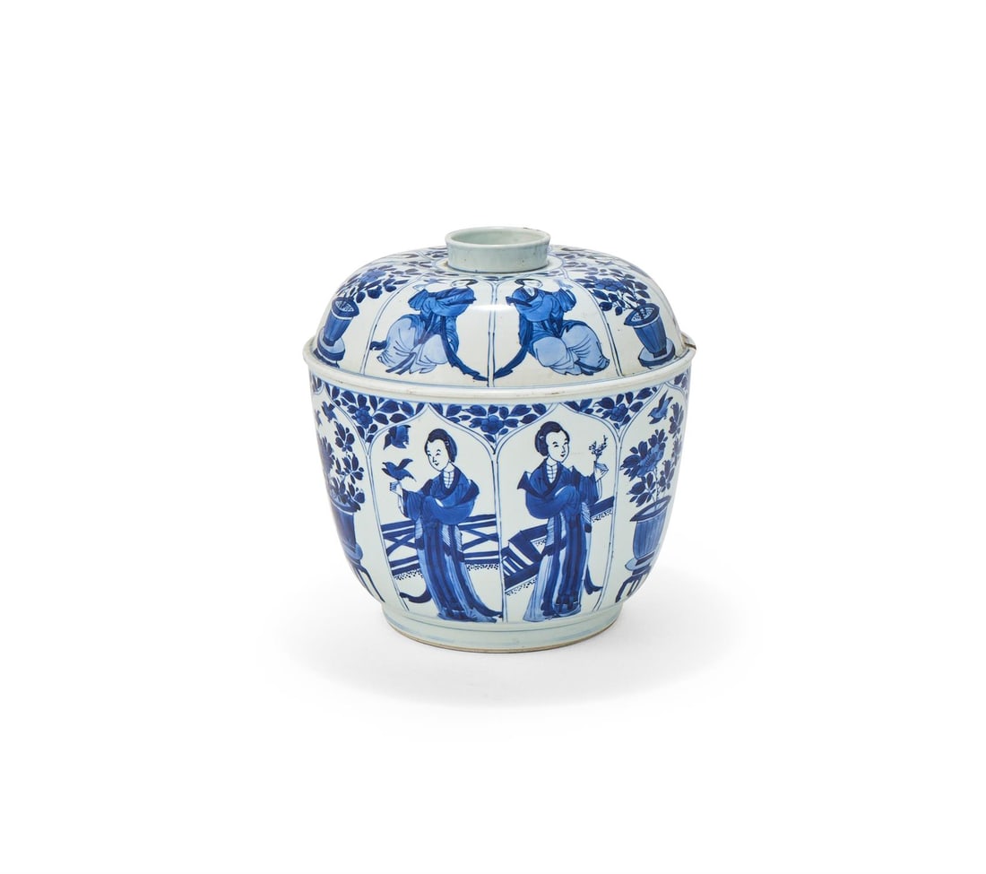 A Chinese blue and white bowl and cover