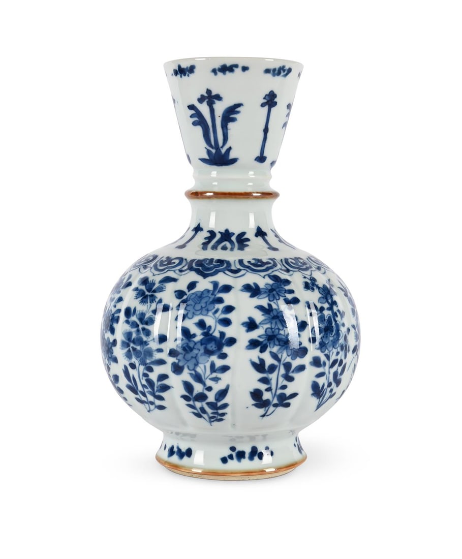 A fine Chinese porcelain blue and white vase