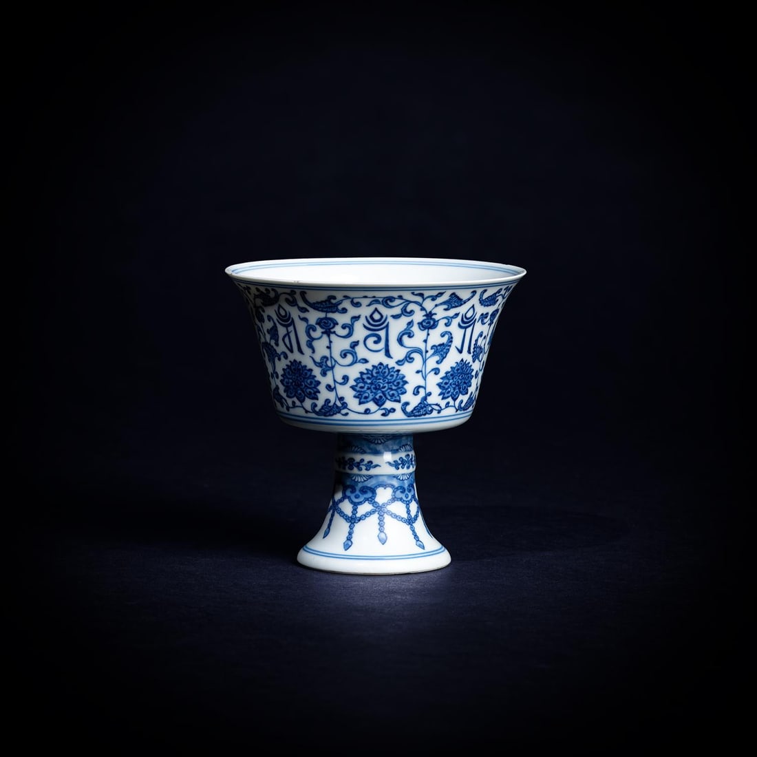 A Chinese blue and white 'lança' stem cup