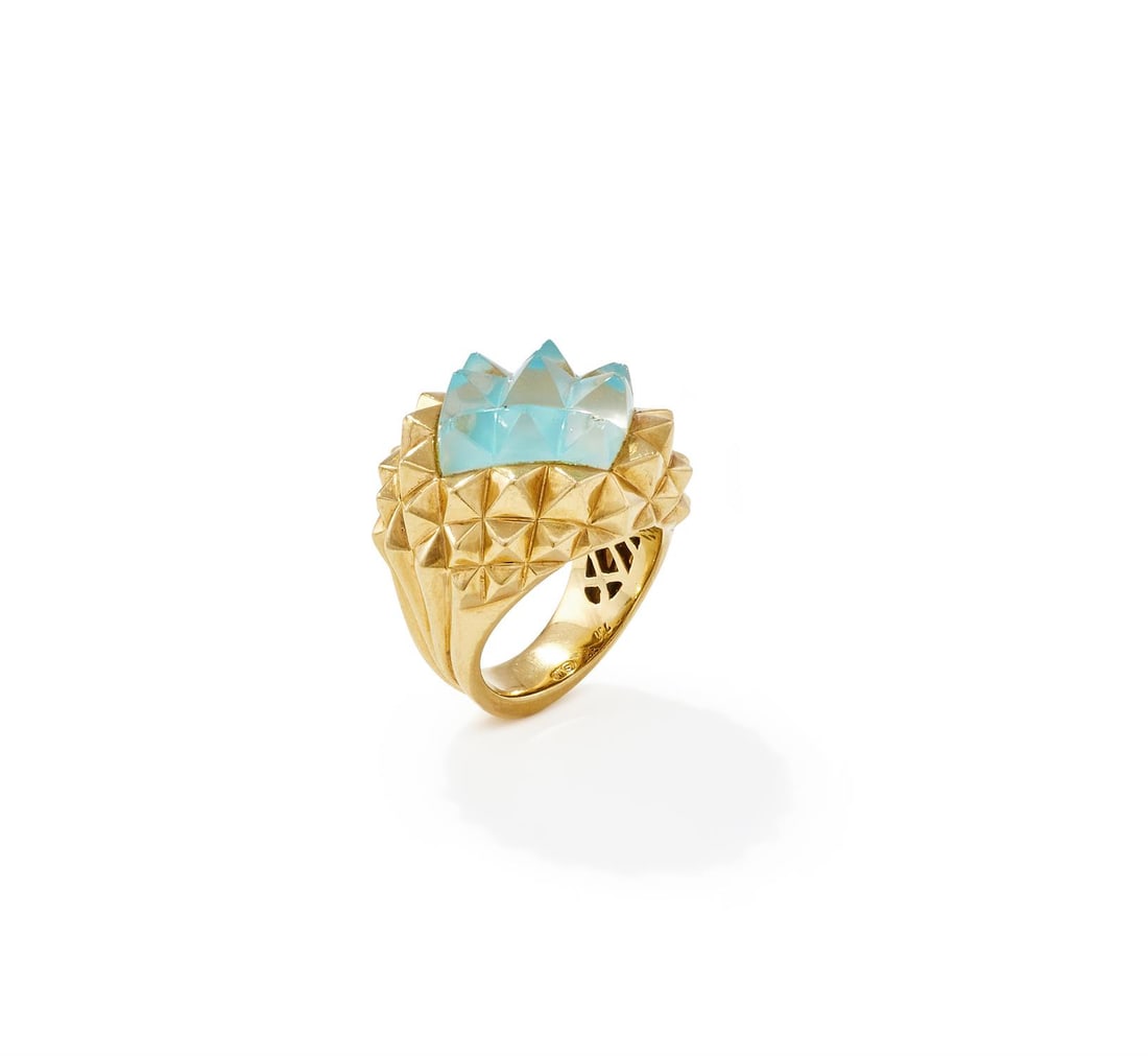 STEPHEN WEBSTER, AN 18CT GOLD 'SUPERSTUD' RING: STEPHEN WEBSTER, AN 18CT GOLD 'SUPERSTUD' RINGLONDON 2008The fancy cut rock crystal with light blue backing within a spiked and reeded 18ct gold mount, maker's mark, UK hallmarkSize/dimensions: ring s
