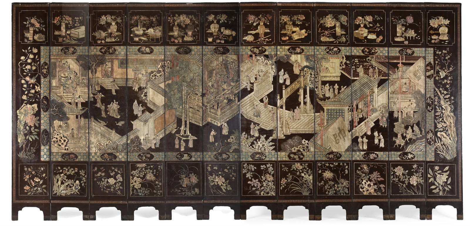 Y A LARGE CHINESE COROMANDEL LACQUER TWELVE FOLD SCREEN, MID 19TH CENTURY