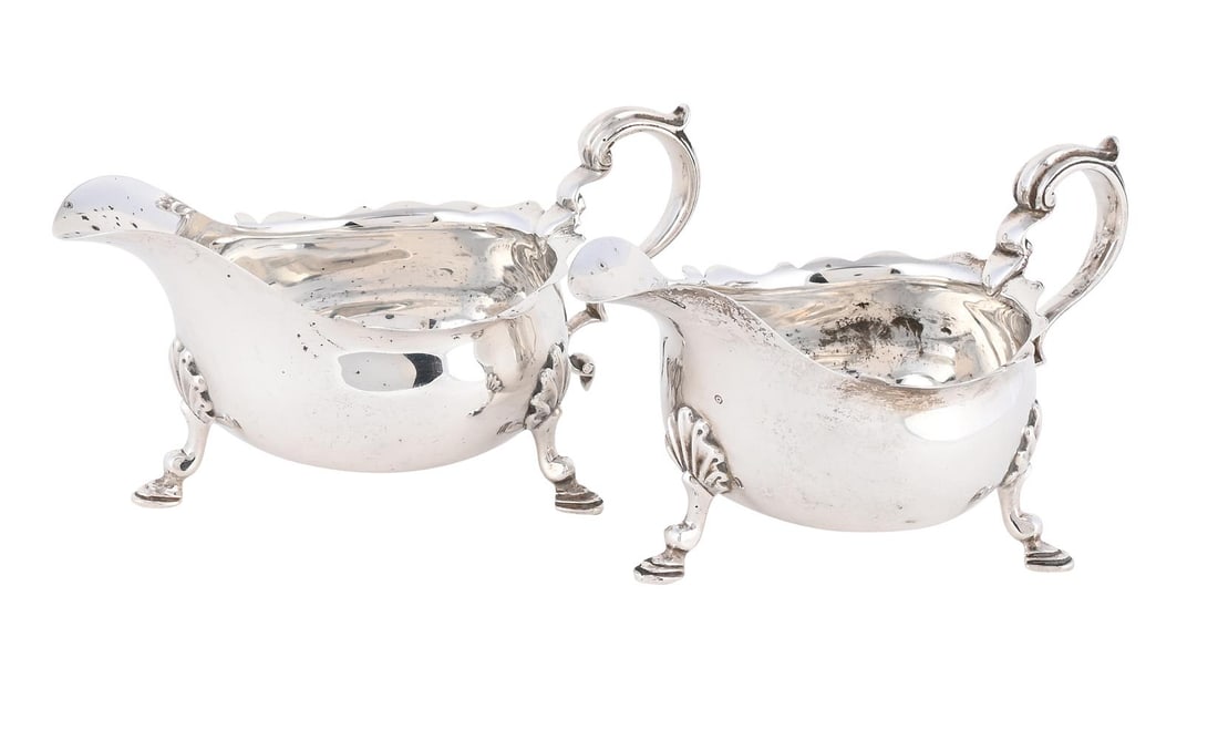 A PAIR OF SILVER SHAPED OVAL SAUCE BOATS (1 of 3)