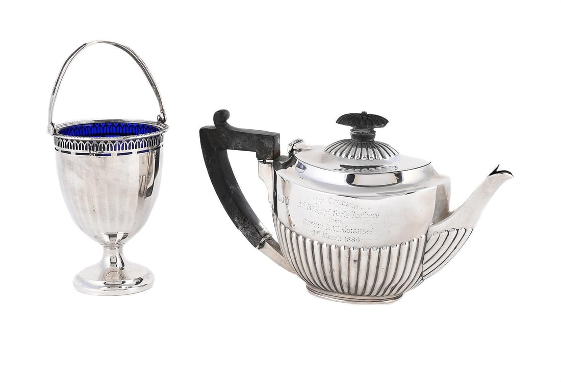 A VICTORIAN SILVER OVAL TEA POT: A VICTORIAN SILVER OVAL TEA POT WILLIAM
