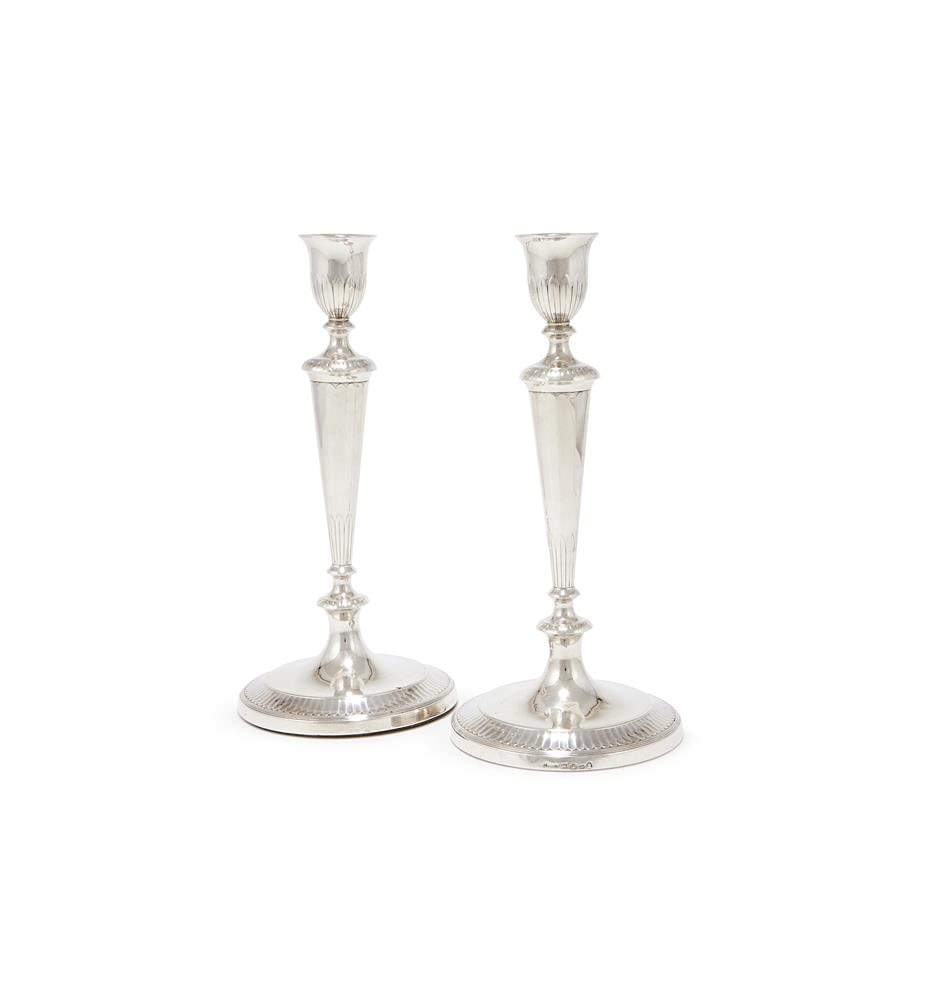 A PAIR OF GEORGE III SILVER CANDLESTICKS: A PAIR OF GEORGE III SILVER CANDLESTICKS