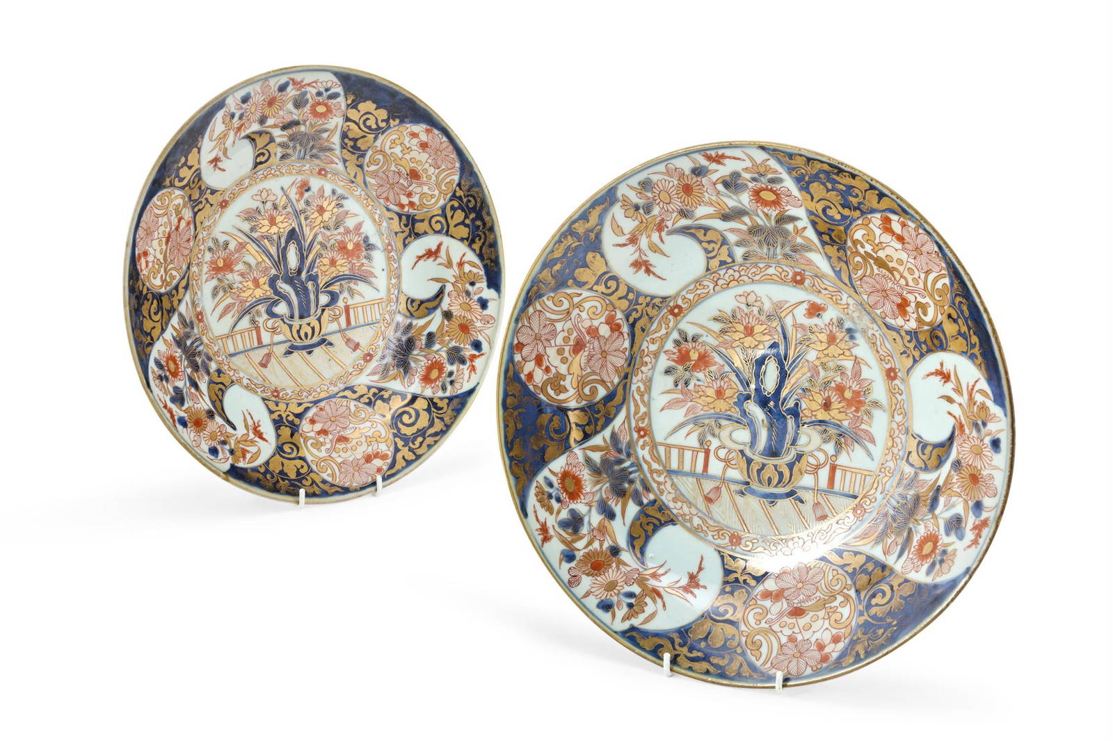 A PAIR OF JAPANESE ARITA DISHES, CIRCA 1700