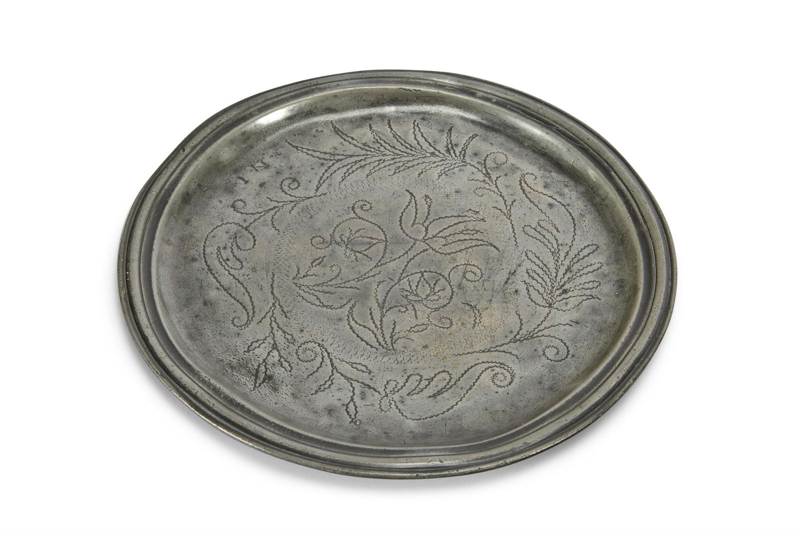A QUEEN ANNE NARROW RIM WRIGGLE WORK PEWTER PLATE, CIRCA 1700 (1 of 3)