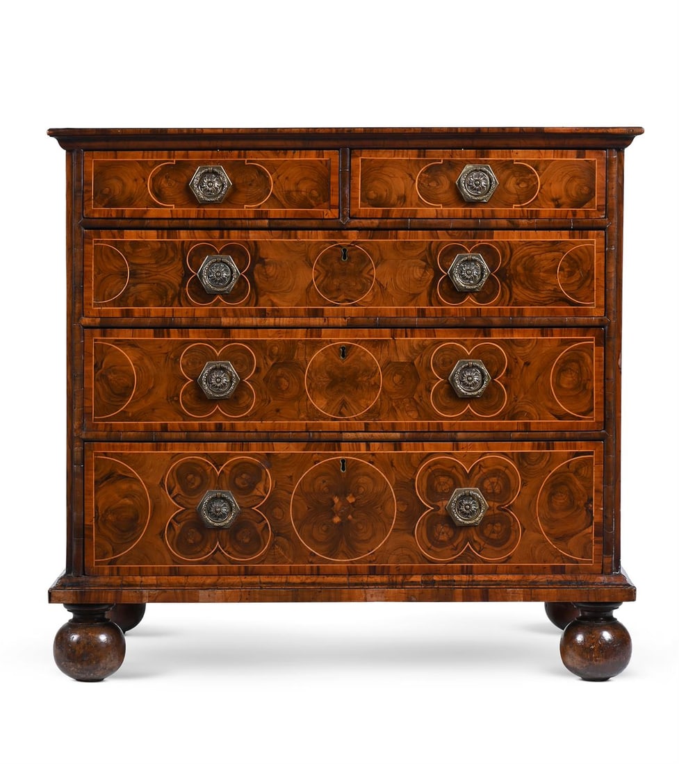 A WILLIAM & MARY OLIVEWOOD OYSTER VENEERED CHEST OF DRAWERS, CIRCA 1690 (1 of 5)