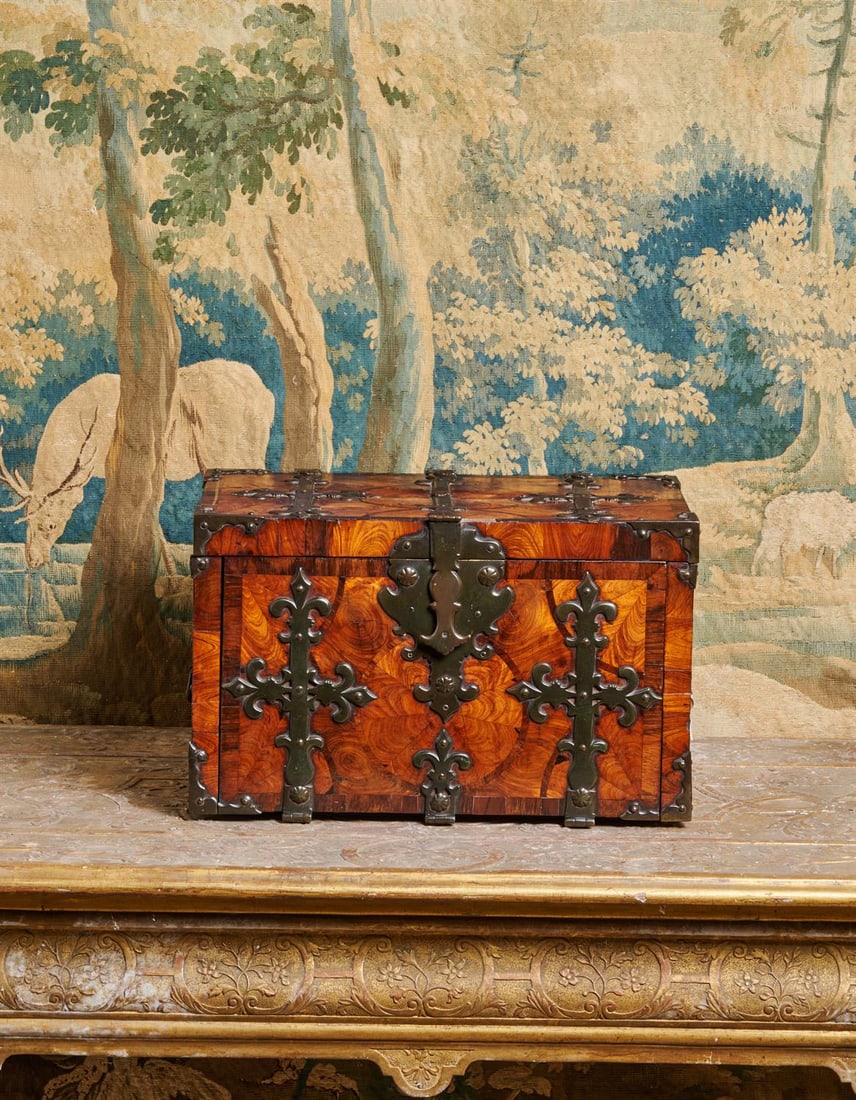 Y A WILLIAM & MARY KINGWOOD OYSTER, ROSEWOOD AND BRASS MOUNTED COFFRE FORT OR STRONGBOX, CIRCA 1690 (1 of 5)