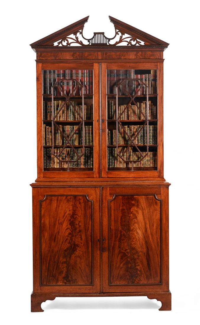 A GEORGE III MAHOGANY CABINET BOOKCASE IN THE MANNER OF THOMAS CHIPPENDALE (1 of 3)