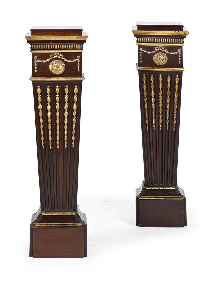 A PAIR OF MAHOGANY AND PARCEL GILT PEDESTAL COLUMNS, IN GEORGE III STYLE, EARLY 20TH CENTURY (1 of 3)