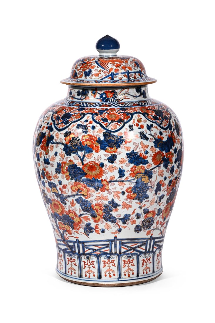 A LARGE CHINESE IMARI VASE AND COVER, 18TH CENTURY (1 of 3)