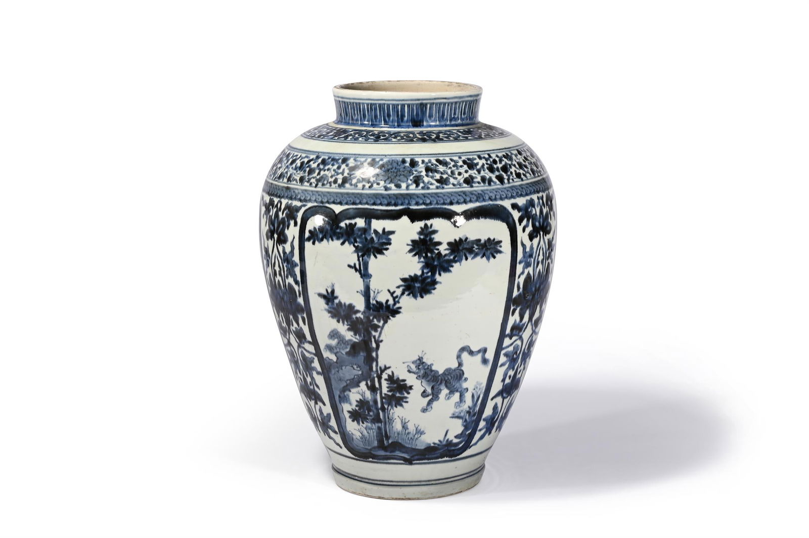 A JAPANESE BLUE AND WHITE ARITA VASE, EDO PERIOD, CIRCA 1680 (1 of 4)