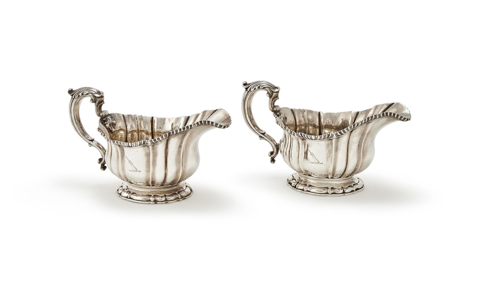 A PAIR OF GEORGE IV SILVER SHAPED OVAL SAUCE BOATS (1 of 3)
