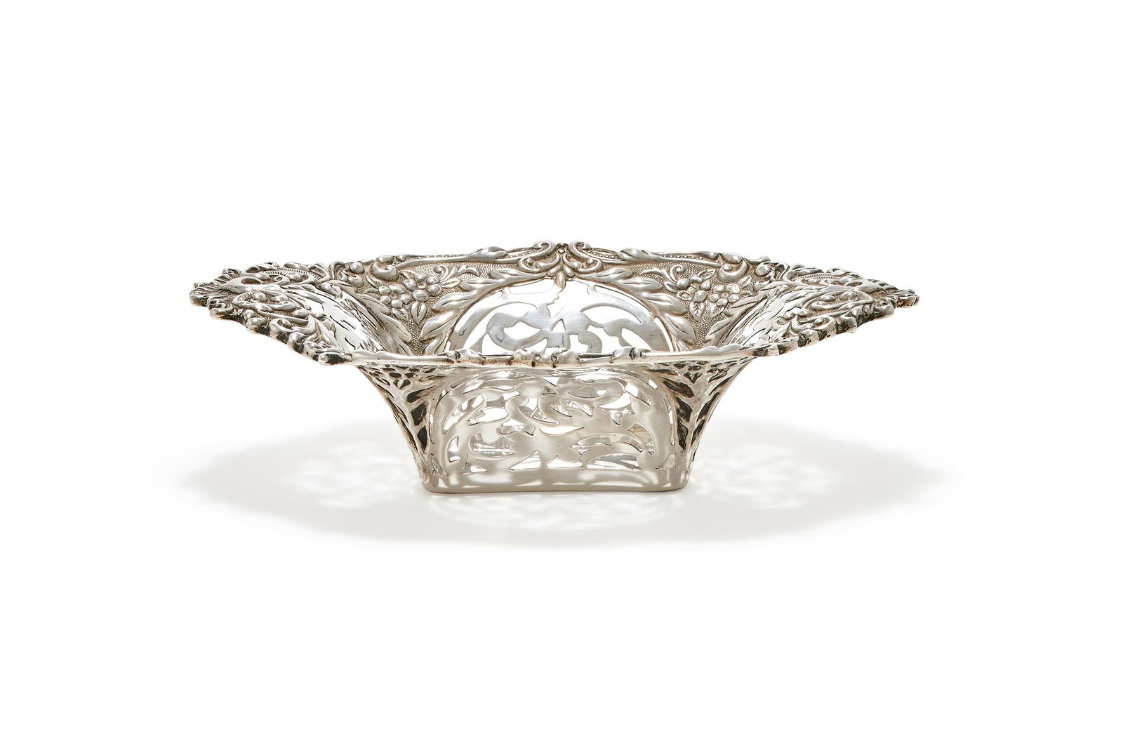 AN EDWARDIAN SILVER SHAPED OVAL PIERCED DISH (1 of 4)