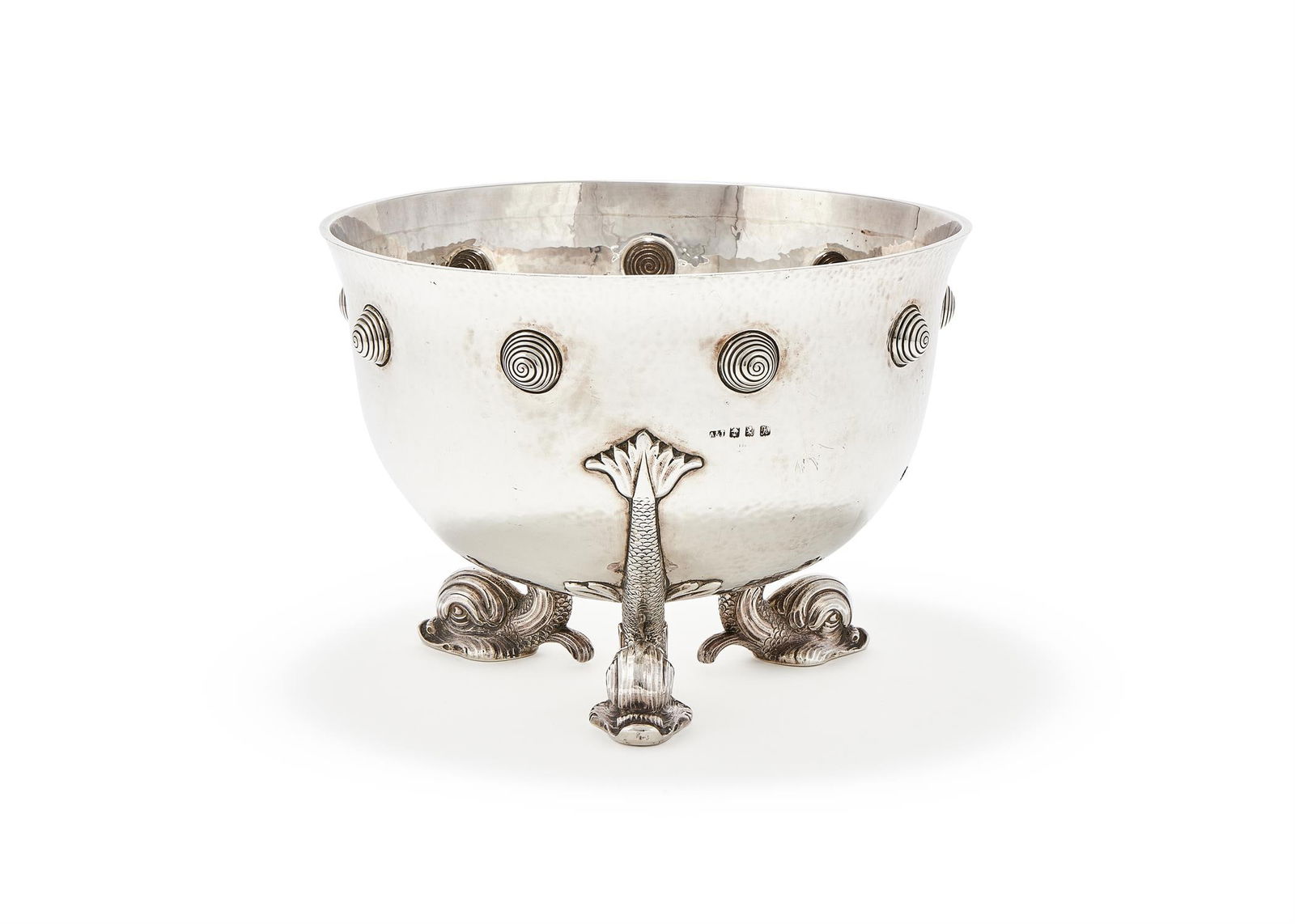 AN EDWARDIAN SCOTTISH SILVER BOWL: AN EDWARDIAN SCOTTISH SILVER BOWLAIRD & THOMPSON, GLASGOW 1907 The hammered body with a band of shells and on three dolphin feet25.5cm diameter1346g (43.3 oz)Purchased Didier Antiques. Kensington,