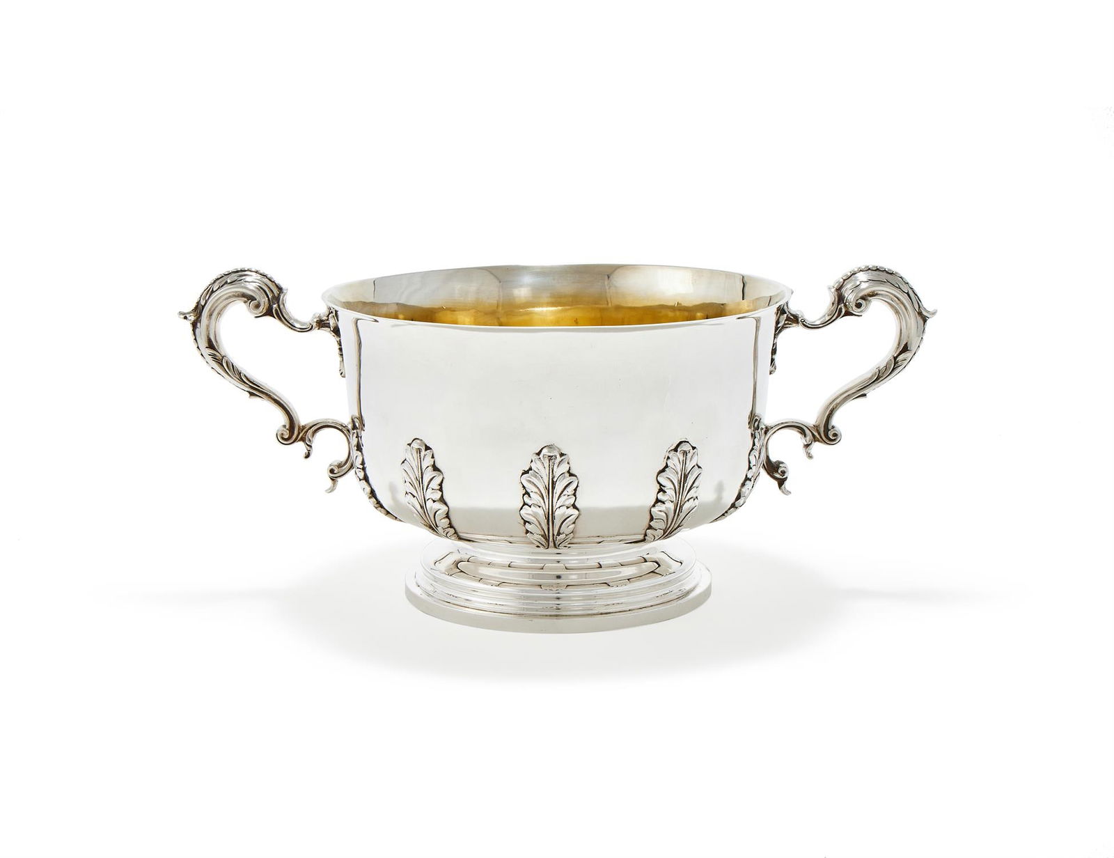 AN EDWARDIAN LARGE SILVER TWIN HANDLED BOWL (1 of 3)
