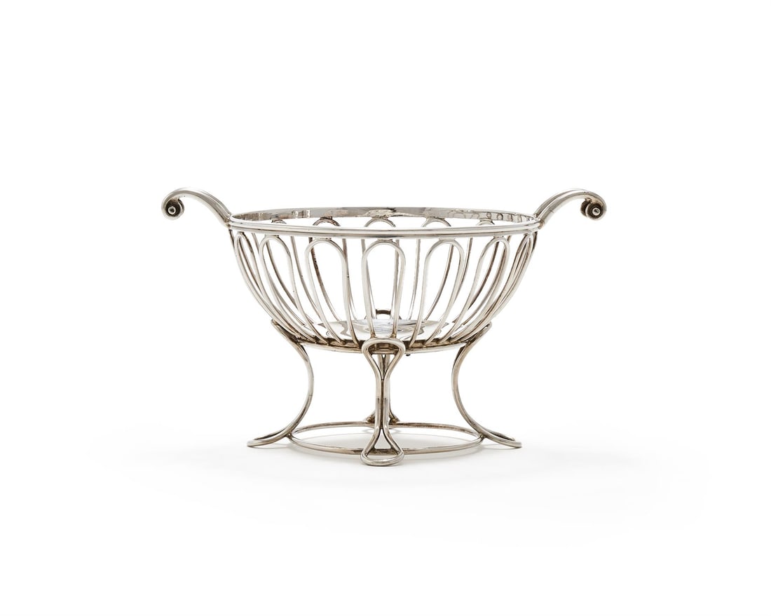 AN EDWARDIAN SILVER WIREWORK BOWL: AN EDWARDIAN SILVER WIREWORK BOWLWILLIAM HUTTON & SONS LTD., SHEFFIELD 1908 With twin scrolled handles and on four scroll feet20.5cm long319g (10.25 oz) Provenance:An Anglo-French Collection Of Silver
