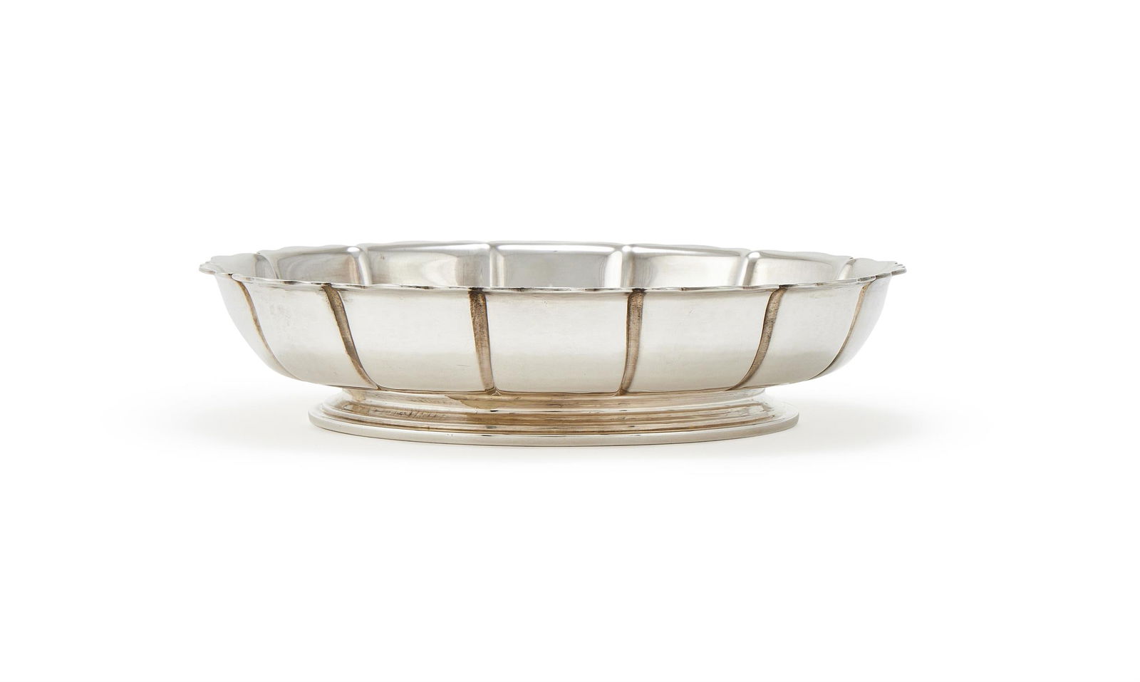 A BRITANNIA STANDARD SILVER STRAWBERRY DISH (1 of 3)