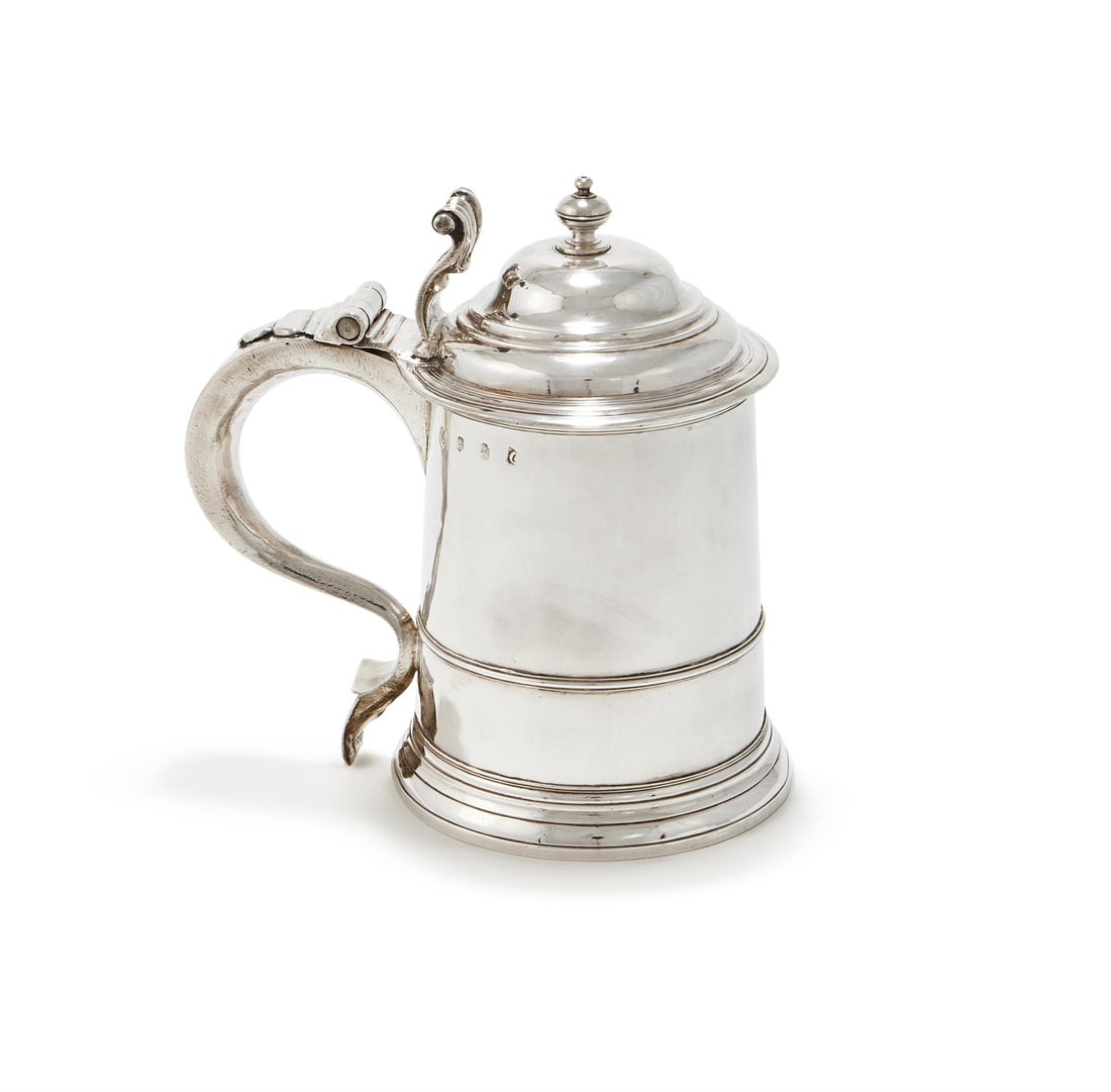 A GEORGE I BRITANNIA STANDARD SILVER LIDDED TANKARD (1 of 2)