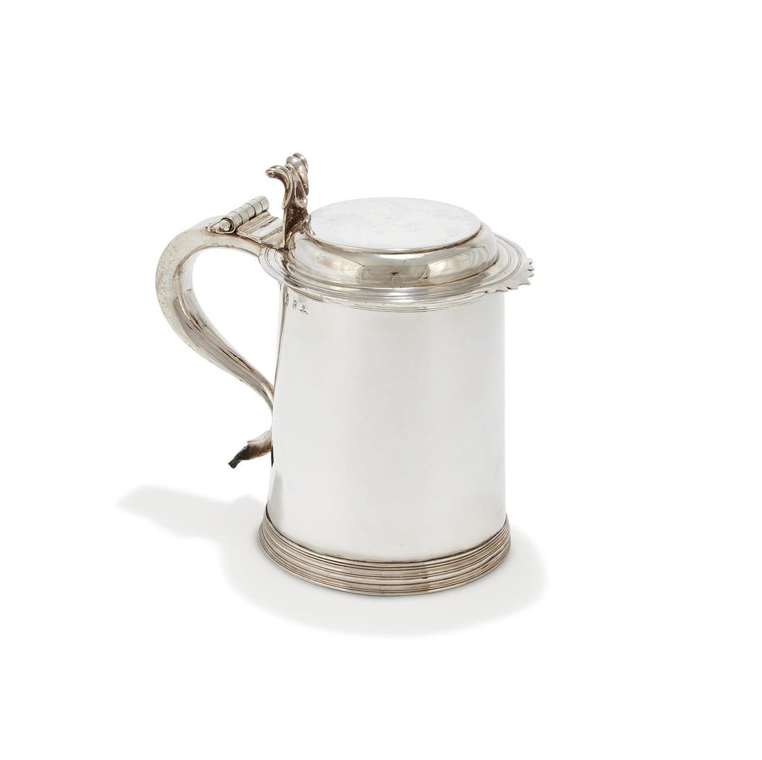 A WILLIAM III SILVER TANKARD (1 of 3)