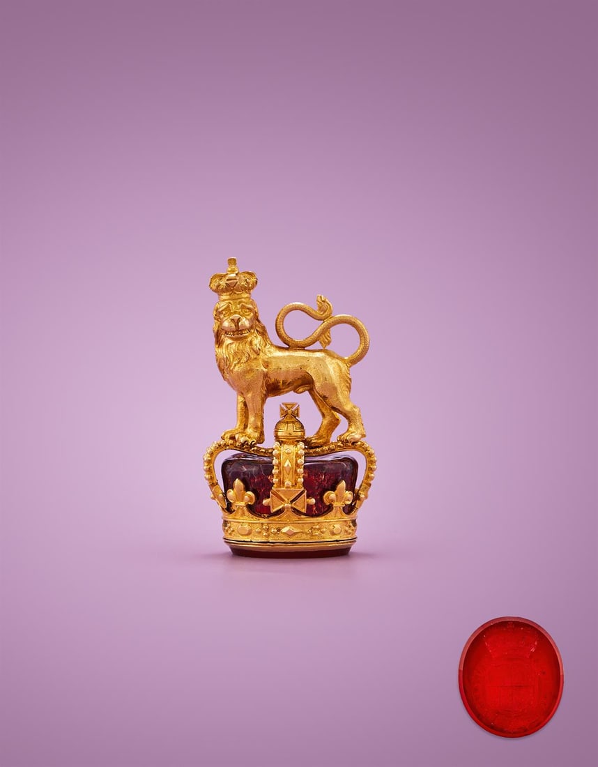 A GOLD, ENAMEL AND AGATE SEAL (1 of 3)