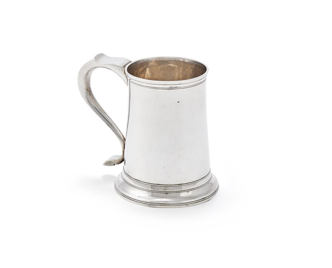 A GEORGE III SILVER TAPERING TANKARD (1 of 3)