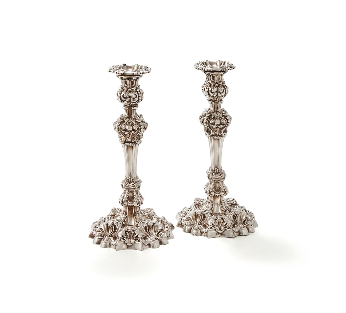 A PAIR OF GEORGE IV SILVER CANDLESTICKS (1 of 2)