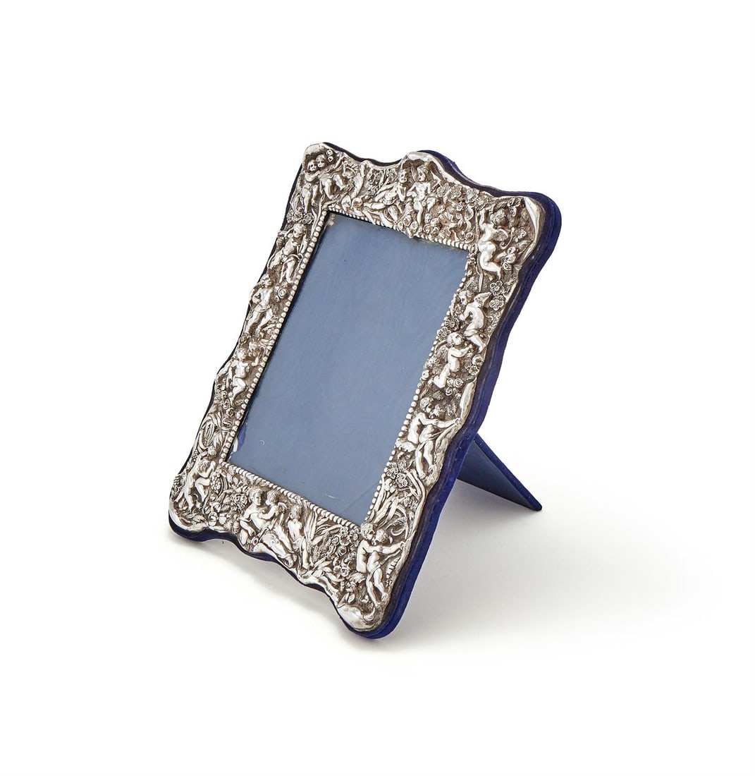 A SILVER BRITANNIA STANDARD SHAPED RECTANGULAR PHOTO FRAME (1 of 2)