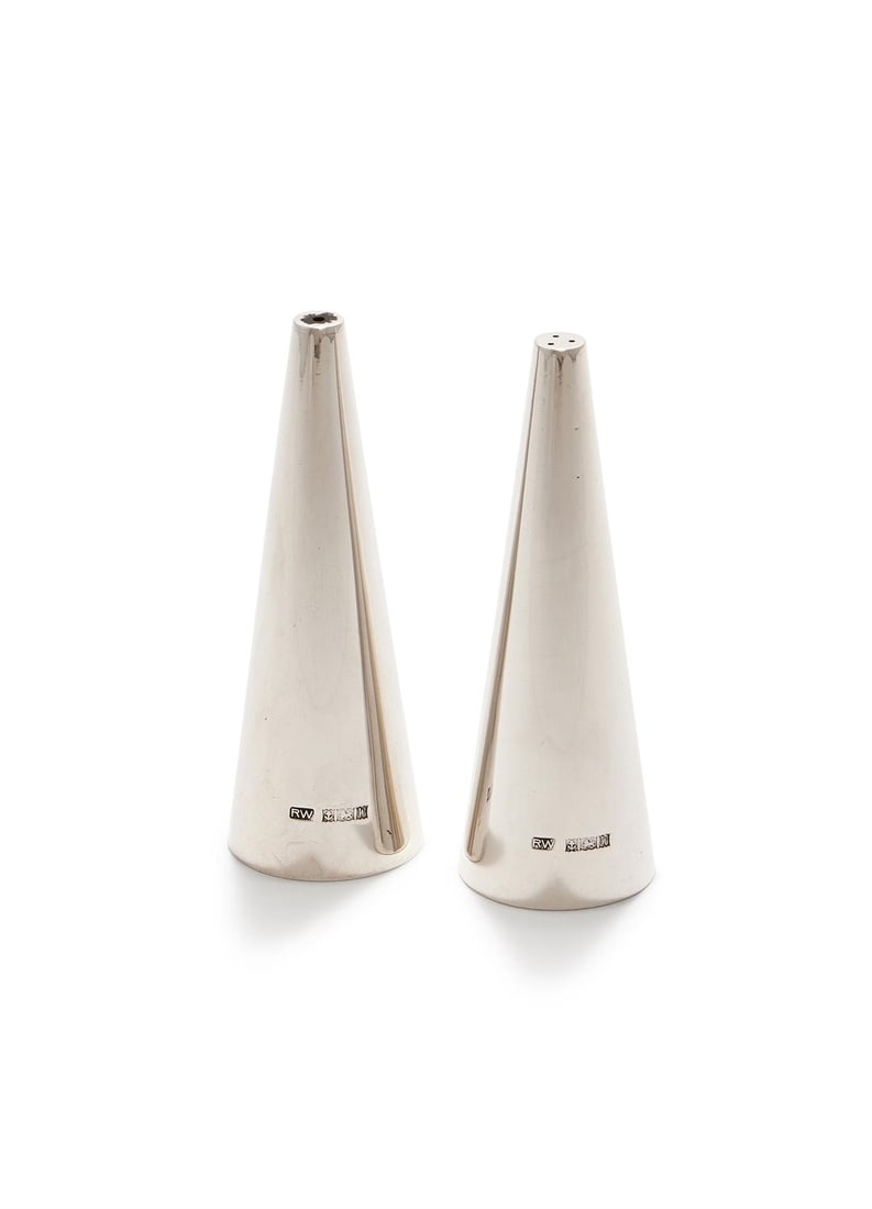 A PAIR OF SILVER CONICAL SALT AND PEPPER SHAKERS (1 of 2)